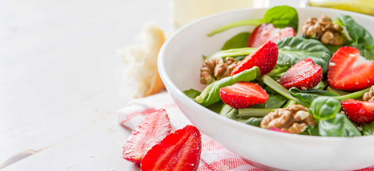 Strawberry, Walnut And Spinach Salad
